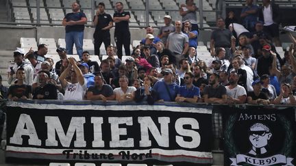 Des supporters de la tribune nord de l'équipe d'Amiens, au stade Vélodrome de Marseille (Bouches-du-Rhône). Photo d'illustration. (MAXPPP)