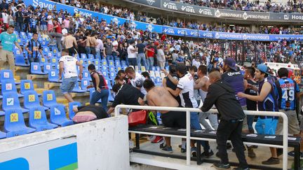 Affrontement de supporters de l'Atlas et de Querétaro, le 5 mars 2022.&nbsp; (EDUARDO GOMEZ / AFP)