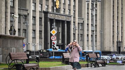 Une femme marche à proximité de la Douma, la chambre basse du Parlement russe, à Moscou (Russie), le 3 octobre 2022.&nbsp; (YURI KADOBNOV / AFP)