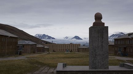 Vestige du passé communisme, un buste de Lénine trône devant l’ancien centre sportif où de vieilles photos des clubs de football et de hockey sont encore accrochées dans le hall d'entrée.
  (CC BY-SA 3.0 (https://commons.wikimedia.org/wiki/File:Pyramiden_july2011_11.jpg))