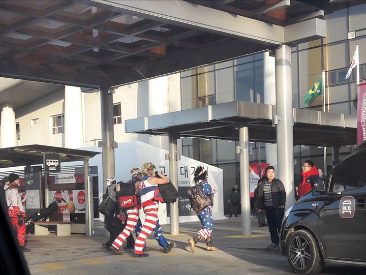 Des supporters américains se rendent dans la station de Pyeongchang, en Corée du Sud,&nbsp;depuis la gare de Jinbu, pour suivre les Jeux d'hiver 2018. (FANNY LECHEVESTRIER / FRANCEINFO)