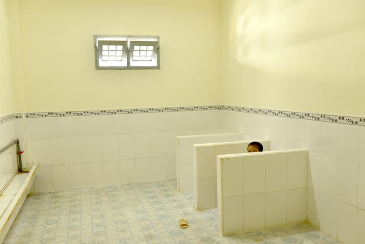 À l’école, Dao Thanh Lam (5 ans) peut utiliser les toilettes. Une grande partie de la réussite du Vietnam est imputable au système scolaire : depuis dix ans, tout nouvel établissement doit être équipé d’installations sanitaires à l’intérieur, et le lavage des mains est obligatoire. (ANDREA BRUCE / NOOR IMAGES POUR NATIONAL GEOGRAPHIC MAGAZINE)