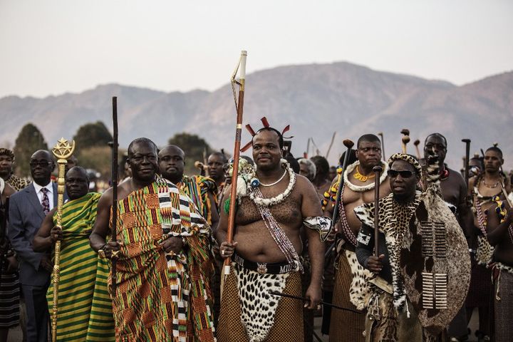 Monarque absolu, le roi Mswati n'hésite pas à donner&nbsp; de sa personne pour valoriser la culture du peuple swati. Il participe à l'annuelle fête des roseaux, où des jeunes filles vierges chantent en l'honneur du souverain. Il peut éventuellement choisir l'une d'elles pour nouvelle épouse. (GIANLUIGI GUERCIA / AFP)