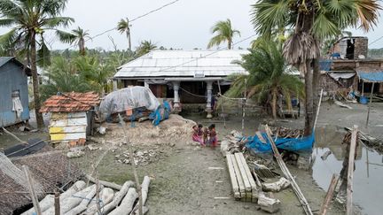 Un village sévèrement touché par le réchauffement climatique à Pratab Nagar (Bangladesh), le 27 octobre 2022. (MARTIN BERTRAND / HANS LUCAS / AFP)