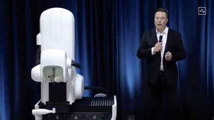 Elon Musk lors d'une présentation d'un robot chirurgical de sa société Neuralink le 28 août 2020. (CAPTURE ECRAN / NEURALINK - AFP)