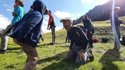 Accompagnateur en montagne et professeur de yoga, Thierry Bardagi incite&nbsp;les participants de cette randonnée à rire sans se retenir.&nbsp; (VALENTIN DUNATE / RADIO FRANCE)