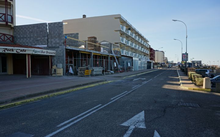 Un chantier est en cours sur le boulevard de la plage, &agrave; quelques m&egrave;tres de la mer, &agrave; Lacanau-Oc&eacute;an (Gironde), le 5 mars 2015. (JULIE RASPLUS / FRANCETV INFO)