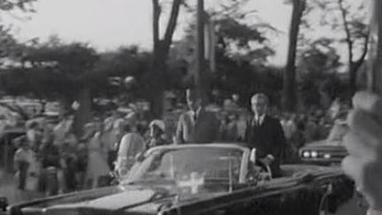 Charles De Gaulle acclamé sur la route de Montréal le 24 juillet 1967. (FRANCE 2)