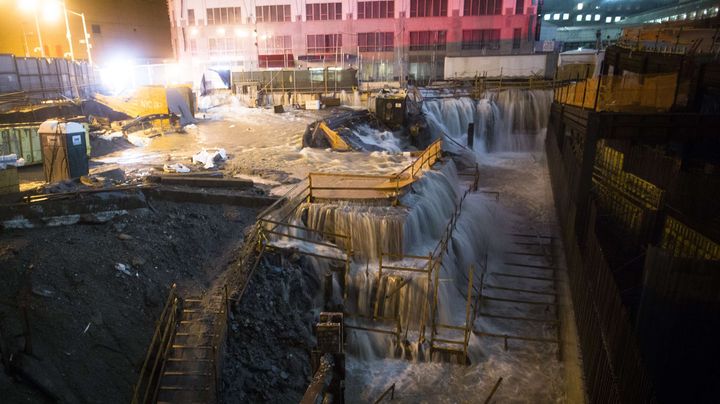 Ground Zero, dans le sud de Manhattan, inond&eacute; apr&egrave;s le passage de l'ouragan Sandy, le 29 octobre 2012. (JOHN MINCHILLO / AP / SIPA)