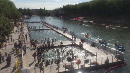 Les trois piscines aménagées dans le bassin de la Villette ont été prises d'assaut dès leur ouverture, lundi 17 juillet, à Paris.&nbsp; (SEBASTIAN KUNIGKEIT / DPA)