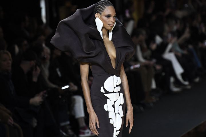 Stéphane Rolland haute couture printemps-été 2023, le 24 janvier 2023 à Paris (STEPHANE DE SAKUTIN / AFP)