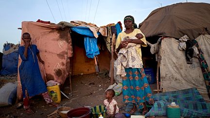 Pour fuir les violences de Mopti, au centre du Mali, beaucoup de femmes ont trouvé refuge à Faladié. "Parmi elles, certaines sont enceintes en état avancé et ont dû faire le trajet Koro-Bamako dans des conditions extrêmement difficiles." L’une d’elles raconte&nbsp;: "L’équation était simple, soit on part, soit on meurt. Je n’ai plus de nouvelles de mon mari et de mon premier enfant, je ne sais pas s’ils sont vivants ou pas. Je suis venu avec mes trois (autres) enfants." Une autre femme, qui vit maintenant dans une case en paille, déclare : "Je viens de Koundogo. Nous avons fui la guerre, mon enfant et moi. Mon mari est resté là-bas. Ce sont les Peuls et les chasseurs dogons qui s'affrontent. J'ai vu énormément de tueries et de dégâts matériels." "Il y a des traumatismes, la phobie, c'est-à-dire la peur des autres. De nombreuses femmes ont dû consulter…", explique un médecin. &nbsp; &nbsp; &nbsp; (MICHELE CATTANI / AFP)