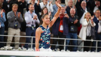 Diane Parry&nbsp;après sa victoire comme&nbsp;la tenante du titre, Barbora Krejcikova, lors du premier tour de Roland-Garros, le 23 mai 2022. (IBRAHIM EZZAT / AFP)