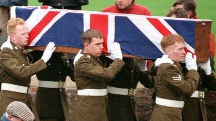 Inhumation avec les honneurs au cimetière militaire britannique de Monchy-le-Preux. Des militaires britanniques portent le cercueil de l'un des trois soldats tués en 1917 lors de la bataille d'Arras, et dont les corps ont été retrouvés en 1996 dans une fosse commune. (OLIVIER MORIN / AFP)