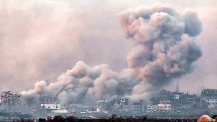 De la fumée s'élève au-dessus du nord de la bande de Gaza lors des bombardements israéliens depuis le sud d'Israël, le 14 décembre 2023. (JACK GUEZ / AFP)