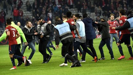 Des supporters de Lille envahissent le terrain du stade Pierre-Mauroy pour protester contre les mauvais résultats de leur équipe, samedi 10 mars 2018. (FRANCOIS LO PRESTI / AFP)