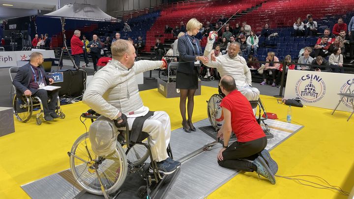 Les sabreurs Panagiotis Triantafyllou (Grèce) et Marc-André Cratère (France) fixent la distance avant leur rencontre en phase de poules lors des championnats d'Europe d'escrime fauteuil, le 5 mars 2024 à Paris. (Clément Mariotti Pons)