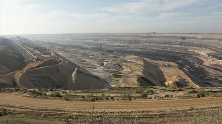 La mine de lignite à ciel ouvert de Garzweiler, en Rhénanie du Nord-Westphalie (Allemagne), le 14 septembre 2021.&nbsp; (VALENTINE PASQUESOONE / FRANCEINFO)