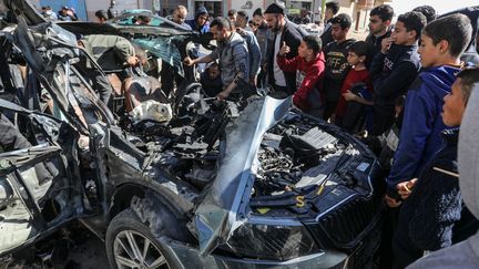 A car destroyed by a strike that killed journalists Hamza Wael al-Dahdouh and Moustafa Thuraya on January 7, 2024 in Khan Younes, in the Gaza Strip.  (ABED RAHIM KHATIB / ANADOLU / AFP)