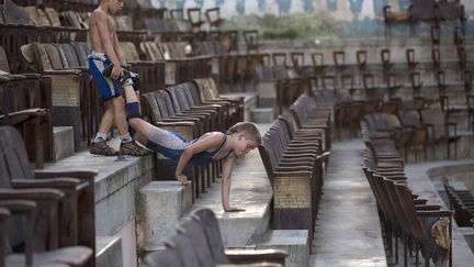 Deux jeunes Cubains s'&eacute;chauffent avant un cours de lutte dans un gymnase de La Havane (Cuba), le 30 octobre 2014. (ALEXANDRE MENEGHINI / REUTERS)