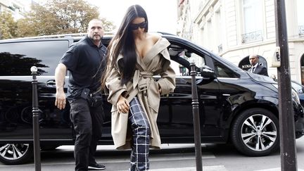 Kim Kardashian et son garde du corp, Pascal Duvier, avant le braquage le 2 octobre 2016 à Paris. (MEHDI TAAMALLAH / NURPHOTO)