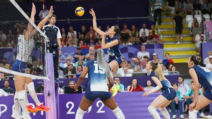 L'équipe de France féminine de volley-ball face à la Serbie, le 29 juillet 2024, lors des Jeux olympiques de Paris. (SEBASTIEN BOTELLA / MAXPPP)