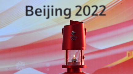 La flamme olympique de Pékin 2022 lors de son tour d'exhibition à Shougang Park, dans la capitale chinoise, le 13 décembre 2021. (ZHANG CHENLIN / XINHUA via AFP)