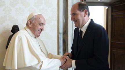 Le pape François et le Premier ministre Jean Castex au Vatican, le 18 octobre 2021. (VATICAN MEDIA / VATICAN MEDIA / AFP)