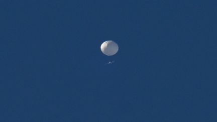 Un ballon stratosphérique lancé par la Chine, aperçu au dessus de l'Etat de Caroline du Nord (Etats-Unis), le 4 février 2023. (PETER ZAY / ANADOLU AGENCY VIA AFP)