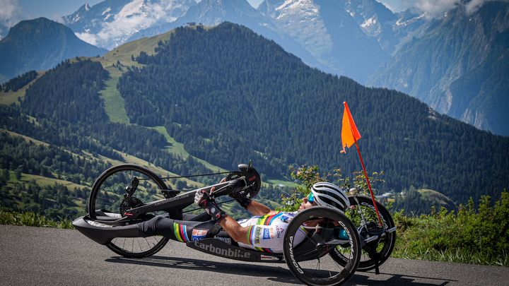 Florian Jouanny avec son maillot de champion du monde sur route en handbike (catégorie H2), en plein entraînement en haute altitude l'Alpe d'Huez (Isère), à l'été 2023. (VALENTIN JACQUEMET / YP MEDIAS)