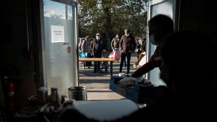 Lors d'une distribution alimentaire à Toulouse, le 24 novembre 202. Photo d'illustration. (LIONEL BONAVENTURE / AFP)