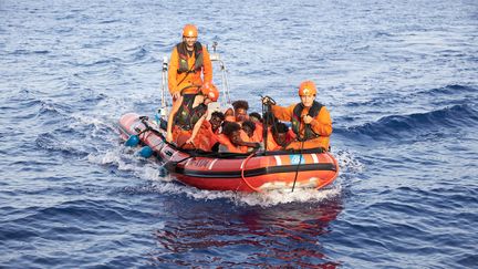 Des migrants sauvés par des membres de l'ONG allemande Sea-Eye, au large de la Libye, sur une photo diffusée le 5 juillet 2019. (FABIAN HEINZ / SEA-EYE.ORG / AFP)