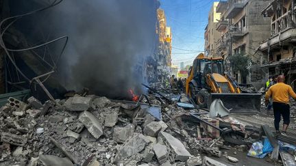 Un bulldozer déblaie des gravats après une frappe dans le quartier de Ghobeiry, dans la banlieue sud de Beyrouth (Liban), le 15 novembre 2024. (IBRAHIM AMRO / AFP)