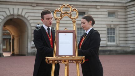 L'acte de naissance du fils de Meghan Markle et du prince Harry est installé dans la cour du palais de Buckingham, à Londres, le 6 mai 2019.&nbsp; (REUTERS)