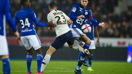 Le capitaine de Strasbourg Jonas Martin au contact avec le Parisien Draxler (JEAN-CHRISTOPHE VERHAEGEN / AFP)