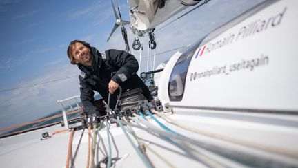 Le skipper Romain Pilliard navigue sur son multicoque Ultim "Use it again" au large de La Trinité-sur-Mer&nbsp;(Morbihan), le 25 mai 2021. (LOIC VENANCE / AFP)