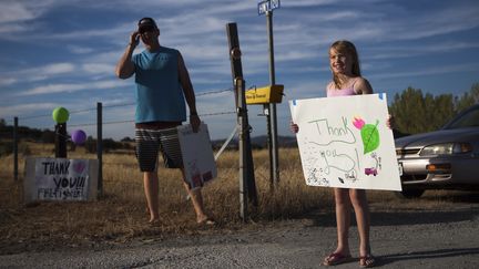 Evacu&eacute;e de sa maison, Emily Dobson (&agrave;droite) remercie les pompiers qui combattent le Rim Fire, le 24 ao&ucirc;t 2013 en Californie.&nbsp; (MAX WHITTAKER / REUTERS)