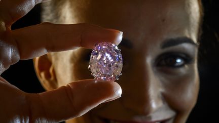 Pink Star, le plus gros diamant rose...
 (Fabrice Coffrini / AFP)