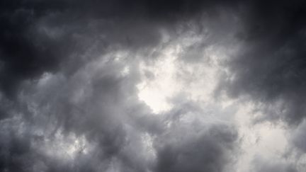 Un ciel nuageux au Plessis-Robinson (Hauts-de-Seine), le 5 septembre 2022. (MAGALI COHEN / HANS LUCAS / AFP)