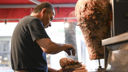 Un vendeur de kebab à Wilmersdorf (Allemagne), le 8 octobre 2024 (JENS KALAENE / DPA)