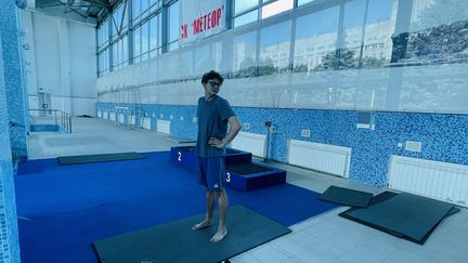 Oleksandr Zheltiakov s’entraîne pour les Jeux olympiques de Paris 2024 dans la piscine de Dnipro (Ukraine), le 21 juillet 2023. (BEN BARNIER / FRANCEINFO)