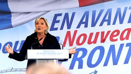 Marine Le Pen s'exprime lors de la rentrée du FN, le 9 septembre 2017, à Brachay (Haute-Marne). (FRANCOIS NASCIMBENI / AFP)