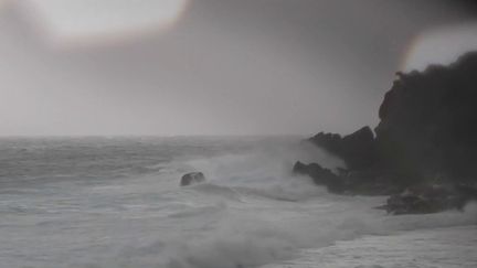 Les habitants de la Réunion dans l'attente du cyclone Batsirai (FRANCEINFO)