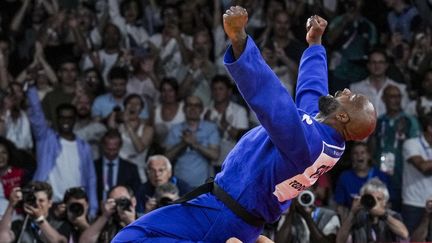 Le judoka Teddy Riner après sa victoire aux Jeux olympiques de Paris, le 2 août 2024. (MUSTAFA CIFTCI / ANADOLU / AFP)