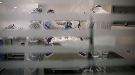 Des médecins soignent un malade du Covid-19, à l'hôpital El Carmen de Santiago, au Chili, le 6 mai 2020.&nbsp; (JAVIER TORRES / AFP)