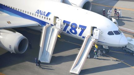 Les passagers d'un Boeing 787 Dreamliner sont &eacute;vacu&eacute;s, le 16 janvier 2013 &agrave; Takamatsu (Japon), apr&egrave;s un atterrissage d'urgence d&ucirc; &agrave; un incident &eacute;lectrique &agrave; bord. (YASUFUMI NAGAO / YOMIURI / AFP)