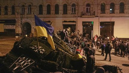 Des manifestants se rassemblent pr&egrave;s de barricades &eacute;rig&eacute;es place de l'Ind&eacute;pendance, &agrave; Kiev, en Urkraine, le 2 d&eacute;cembre 2013.&nbsp; (GLEB GARANICH / REUTERS )