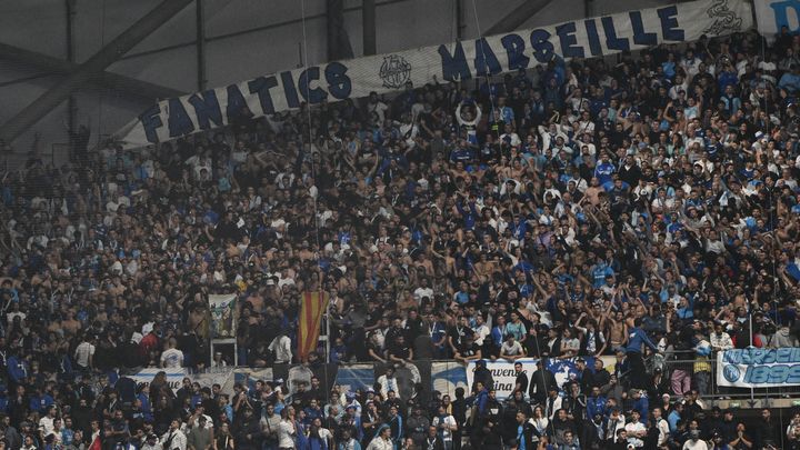 Les supporters de l'OM au stade Vélodrome après l'annonce du report du match face à Lyon, le 29 octobre 2023. (CHRISTOPHE SIMON / AFP)