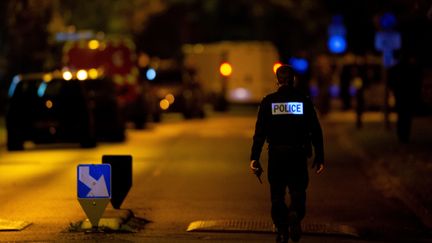 Un policier dans une rue d'Eragny (Val-d'Oise), vendredi 16 octobre 2020.&nbsp; (ABDULMONAM EASSA / AFP)