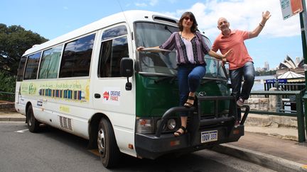 Jacques et Anne à bord du van du livre à Sydney "On part avec 1 000 livres et on se ravitaille en chemin"&nbsp; (LE VAN DU LIVRE)